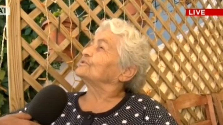 90χρονη συνταξιούχος: «Μην τολμήσει κανείς και πειράξει τον Τσίπρα… έχω και το μπαστούνι μου» – Βίντεο